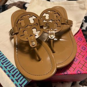 tory burch sand patent leather miller sandal size 9